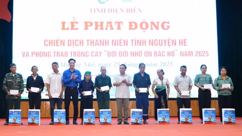 Đồng chí Đặng Thành Huy, Bí thư Tỉnh đoàn cùng lãnh đạo huyện Mường Nhé trao quà tặng các gia đình chính sách trên địa bàn huyện Mường Nhé.