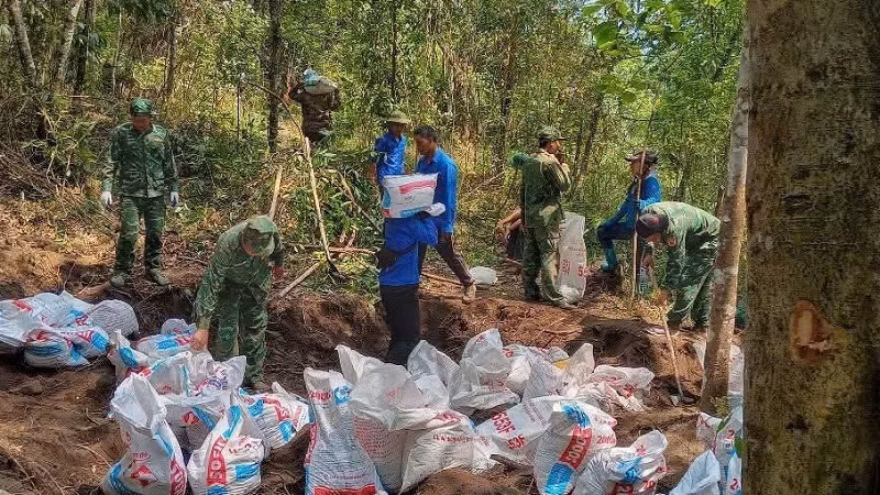 Đoàn viên thanh niên xã Sín Thầu cùng chiến sĩ Đồn Biên phòng A Pa Chải vào rừng đào từng bao đất để vận chuyển lên trồng cây dưới chân Cột cờ. Đoàn viên thanh niên xã Sín Thầu cùng chiến sĩ Đồn Biên phòng A Pa Chải vào rừng đào từng bao đất để vận chuyển lên trồng cây dưới chân Cột cờ.
