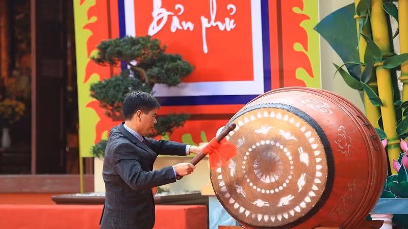 Đồng chí Nguyễn Thái Bình, Chủ tịch Ủy ban nhân dân huyện Điện Biên đánh trống khai hội. Đồng chí Nguyễn Thái Bình, Chủ tịch Ủy ban nhân dân huyện Điện Biên đánh trống khai hội.