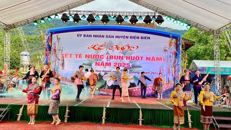 Bà con dân tộc Lào ở xã Na Sang chung vui đón Tết truyền thống của dân tộc.