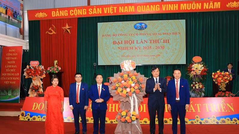 Đồng chí Lò Văn Cương, Phó Chủ tịch Ủy ban nhân dân tỉnh Điện Biên tặng hoa chúc mừng đại hội. (Ảnh: TRUNG KIÊN)