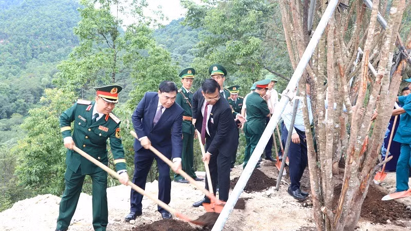 Đại biểu trồng cây lưu niệm trong khuôn viên Cột cờ A Pa Chải. Đại biểu trồng cây lưu niệm trong khuôn viên Cột cờ A Pa Chải.