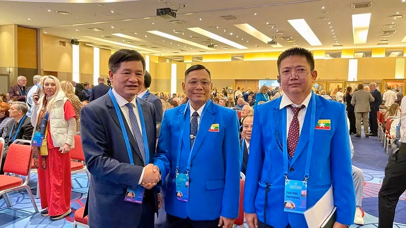 Chủ tịch Ủy ban nhân dân tỉnh Điện Biên Lê Thành Đô trao đổi bên lề hội nghị với đoàn Đại biểu Myanmar. Ảnh: HẢI HÀ
