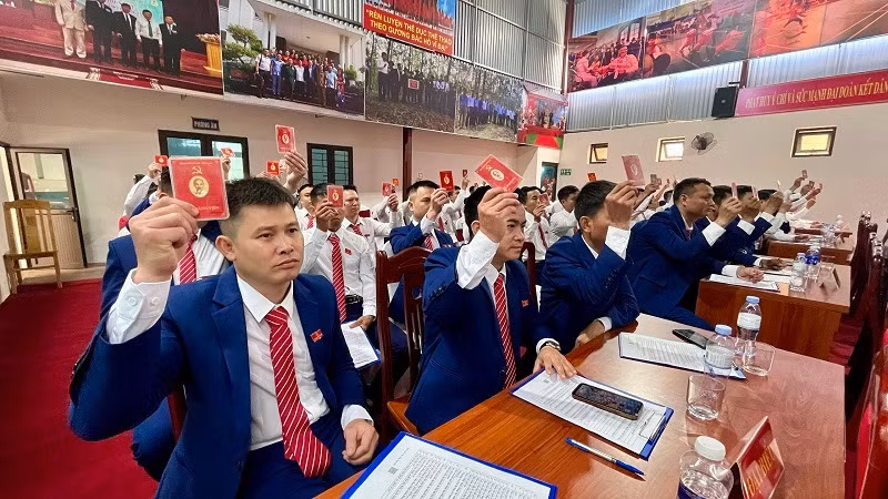 Đảng viên dự đại hội biểu quyết thông qua các mục tiêu.