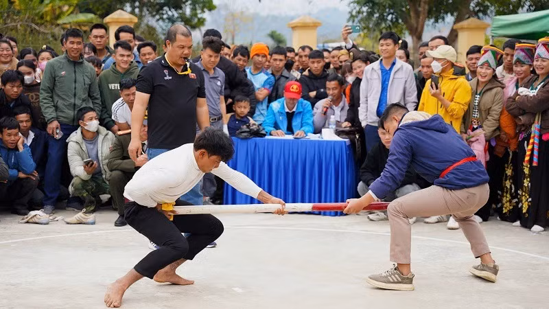 Thi đấu thể thao truyền thống trong khuôn khổ chương trình "Sắc xuân biên giới - An ninh vững bền" thu hút sự theo dõi, cổ vũ của đông đảo nhân dân.