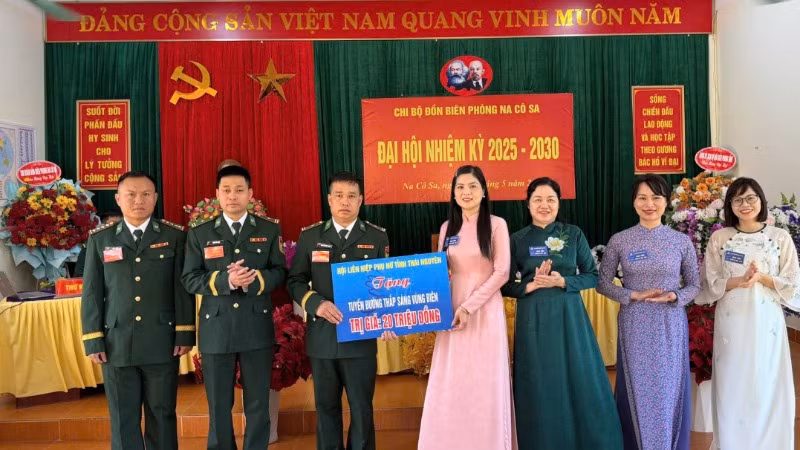Đồng chí Phạm Thị Thu Thủy, Chủ tịch Hội Liên hiệp phụ nữ tỉnh Thái Nguyên trao kinh phí hỗ trợ thực hiện công trình "Thắp sáng vùng biên" để cán bộ, chiến sĩ Đồn Biên phòng Na Cô Sa triển khai.