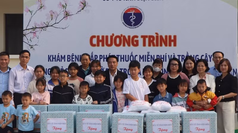 Ông Phạm Giang Nam, Giám đốc Sở Y tế Điện Biên trao quà tặng các cháu học sinh đang được nuôi dưỡng, chăm sóc tại Làng trẻ SOS Điện Biên Phủ và Cơ sở Bảo trợ xã hội tổng hợp tỉnh Điện Biên.