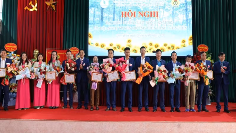 Lãnh đạo Công ty cổ phần cao-su Điện Biên trao thưởng các tập thể, cá nhân có nhiều thành tích trong các phong trào thi đua lao động sản xuất, thi đua yêu nước.