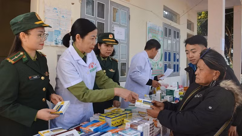 Bộ đội Biên phòng tỉnh Điện Biên cấp thuốc miễn phí cho nhân dân ở xã biên giới Nà Bủng.