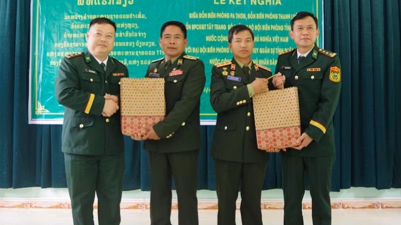 Bộ Chỉ huy Bộ đội Biên phòng Điện Biên tặng quà lưu niệm cho Bộ Chỉ huy Quân sự tỉnh Phongsaly. Bộ Chỉ huy Bộ đội Biên phòng Điện Biên tặng quà lưu niệm cho Bộ Chỉ huy Quân sự tỉnh Phongsaly.