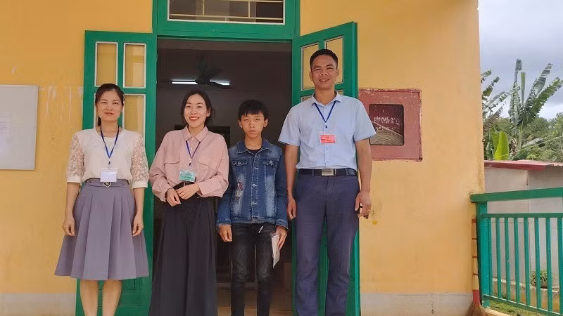 Thí sinh Thào A Dũng được các thầy, cô hỗ trợ nhiệt tình trong suốt kỳ thi.
