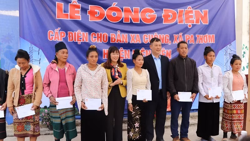 Đồng chí Cao Thị Tuyết Lan, Ủy viên Ban Thường vụ Tỉnh ủy Điện Biên, Bí thư Huyện ủy Điện Biên cùng đồng chí Lê Thái Bình, Phó Chủ nhiệm Ủy ban Kiểm tra Tỉnh ủy Điện Biên trao quà tặng các gia đình tiêu biểu ở Xa Cuông.