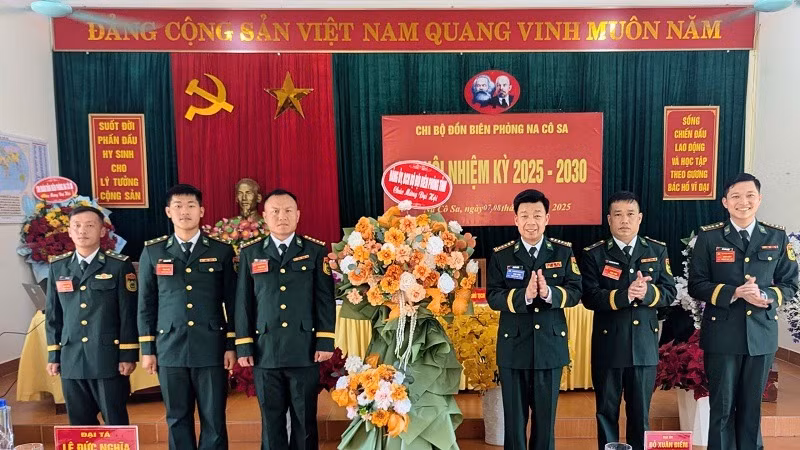 Đại tá Lê Đức Nghĩa, Phó Chính ủy Bộ Chỉ huy Bộ đội Biên phòng Điện Biên chúc mừng thành công Đại hội Chi bộ Đồn Biên phòng Na Cô Sa.