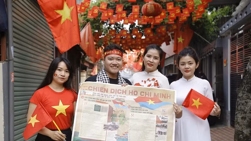 Các bạn trẻ Điện Biên vô cùng thích thú khi được tìm hiểu lịch sử bằng phụ san đặc biệt của Báo Nhân Dân. 