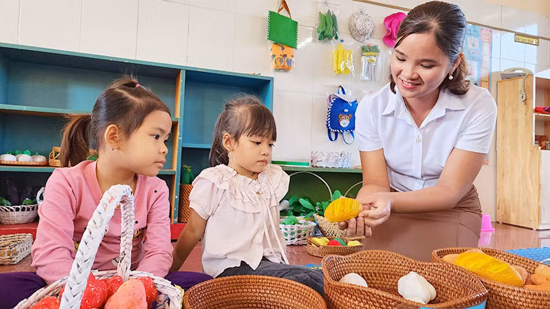 Giáo viên Trường mầm non Đông Phong (Cao Phong, Hòa Bình) tự làm đồ dùng, đồ chơi giúp học sinh hứng thú hơn trong học tập.