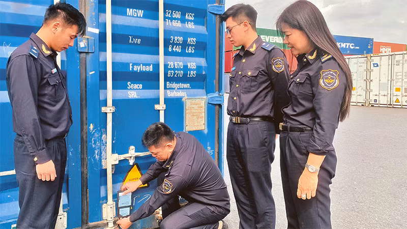 Thực hiện gắn seal định vị điện tử trên container tại Cảng Greenport Hải Phòng.