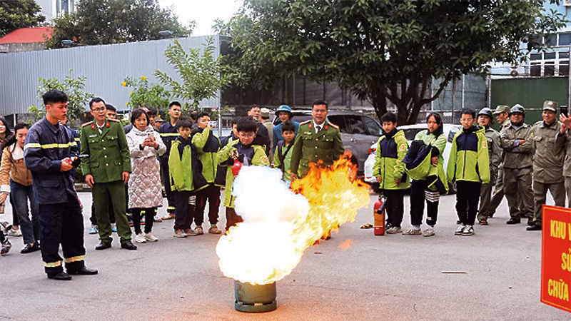 Học sinh và người dân TP Lạng Sơn trải nghiệm, thực hành sử dụng bình chữa cháy. (Ảnh: HOÀNG HUẤN)