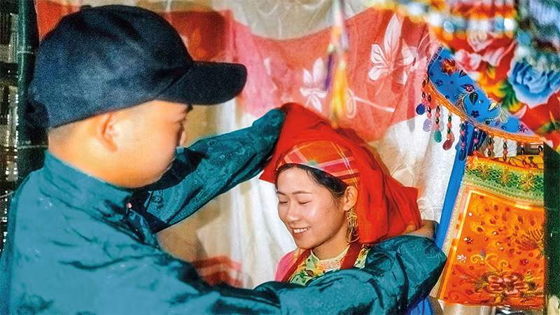 Chỉ sau khi thực hiện xong hết nghi lễ tại nhà trai, chú rể mới được mở khăn trùm mặt xem diện mạo cô dâu trong buồng hạnh phúc.