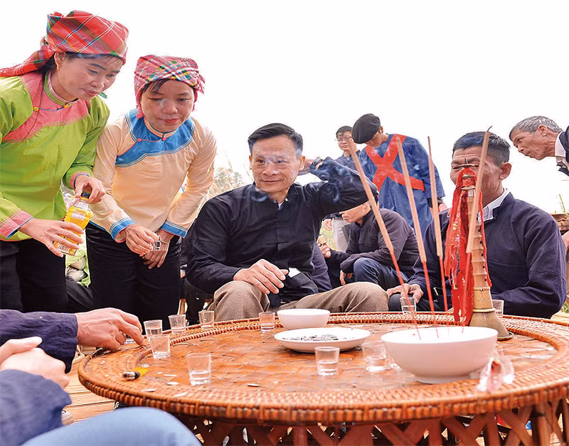 Trong lúc hai họ thực hiện các nghi lễ thì đội nhạc và đại diện nhà trai được nhà gái mời nước, mời rượu.