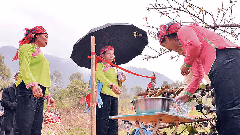 Để vượt qua lễ giữ cổng, nhà trai sẽ được vẩy nước rửa đi những điều không may, hai bà mối được mời hai lần rượu và phải hát xin mở cổng.