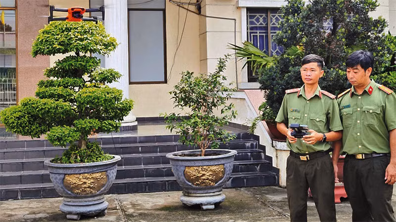 Công an thành phố Thủ Đức thao tác sử dụng thiết bị không người lái (drone).