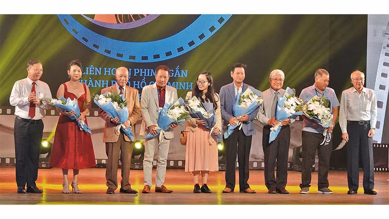 Lãnh đạo thành phố tặng hoa cho các thành viên Ban giám khảo vòng sơ khảo Liên hoan Phim ngắn TP Hồ Chí Minh.