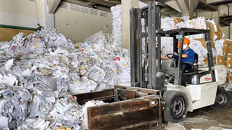 Khu vực tập kết nguyên liệu tại Công ty TNHH Giấy Xuân Mai ở Khu công nghiệp Hiệp Phước để thực hiện tái chế.