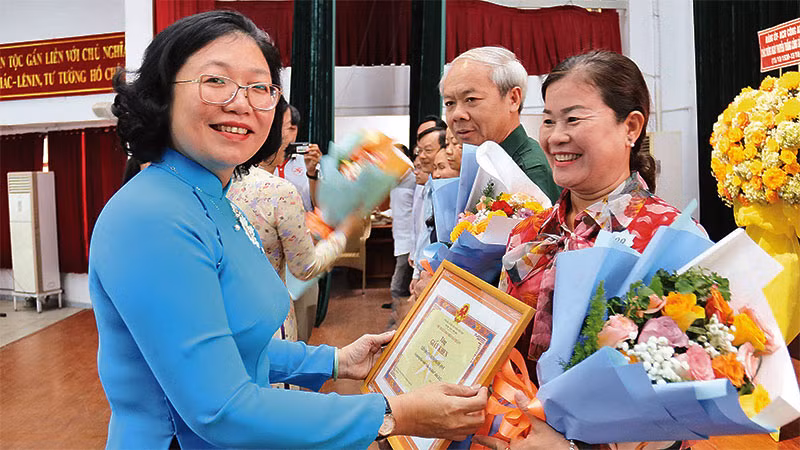Bí thư Quận ủy Quận 5 Huỳnh Ngọc Nữ Phương Hồng trao thưởng cho các tập thể, cá nhân được tuyên dương “Dân vận khéo” năm 2023.