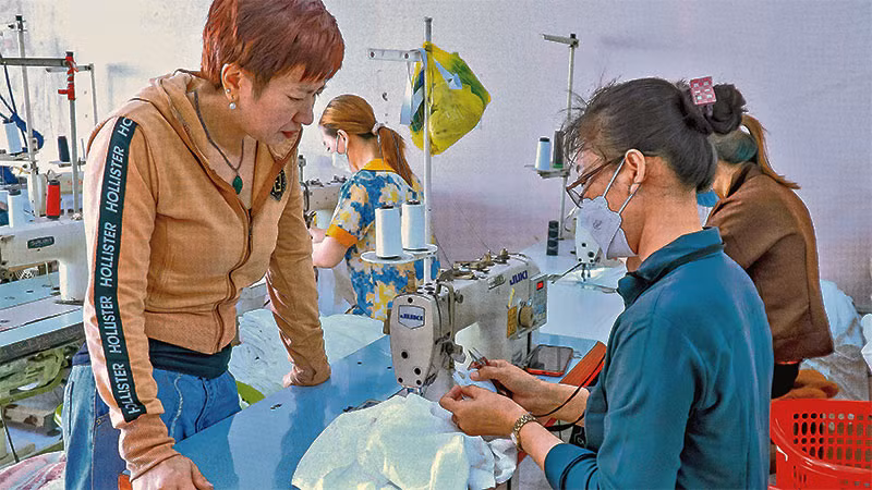 Chị Yến Ly (trái) tận tình chỉ dẫn, truyền nghề may cho các học viên. Chị Yến Ly (trái) tận tình chỉ dẫn, truyền nghề may cho các học viên.
