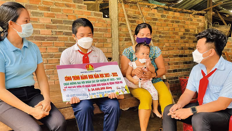 Hội đồng Đội huyện Châu Thành trao quà cho học sinh nghèo, học giỏi.