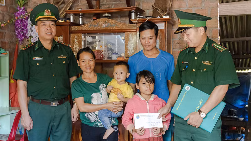 Cán bộ Biên phòng tỉnh Kon Tum thăm, tặng quà con nuôi của đơn vị.