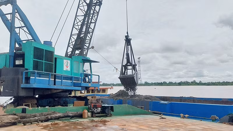 Sà-lan nhận cát tại mỏ giao theo cơ chế đặc thù phục vụ thi công đoạn đường cao tốc Cần Thơ-Cà Mau.