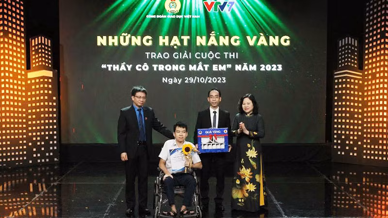 Tác giả Nguyễn Minh Kiệt và thầy giáo Nguyễn Ngọc Quân nhận giải đặc biệt cuộc thi “Thầy cô trong mắt em” năm 2023. (Ảnh: THANH HÀ)