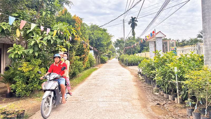 Con đường từ ấp Hòa Khánh sang ấp Vĩnh Nam rất an toàn khi thực hiện mô hình “Xóm đạo bình yên”.