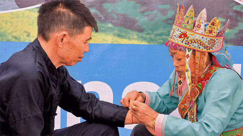 Tục lệ buộc chỉ cổ tay là nghi thức tâm linh rất đặc biệt trong lễ hội “Háu Đoong”, với ý nghĩa may mắn, thuận lợi đối với người được buộc chỉ.