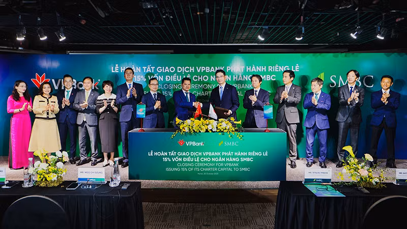 Đại diện lãnh đạo VPBank và SMBC trao đổi văn kiện chứng nhận hoàn tất thương vụ phát hành cổ phiếu riêng lẻ.