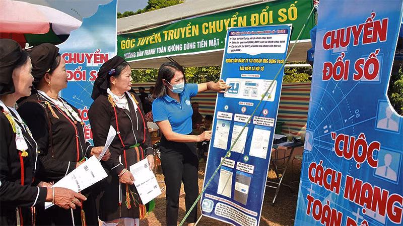Bảo hiểm xã hội huyện Tiên Yên (Quảng Ninh) tuyên truyền các dịch vụ chuyển đổi số cho người dân xã Hải Lạng.