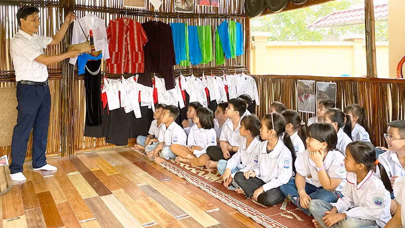 Giờ học tại không gian văn hóa Mường, Trường tiểu học và trung học cơ sở A Đú Sáng (Kim Bôi, Hòa Bình).