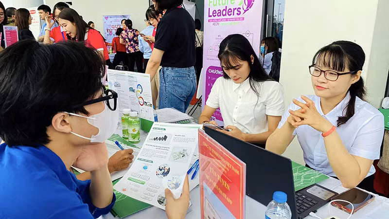Người lao động tìm việc làm tại phiên giao dịch việc làm lưu động huyện Ðông Anh, Hà Nội. (Ảnh THU PHƯƠNG) 