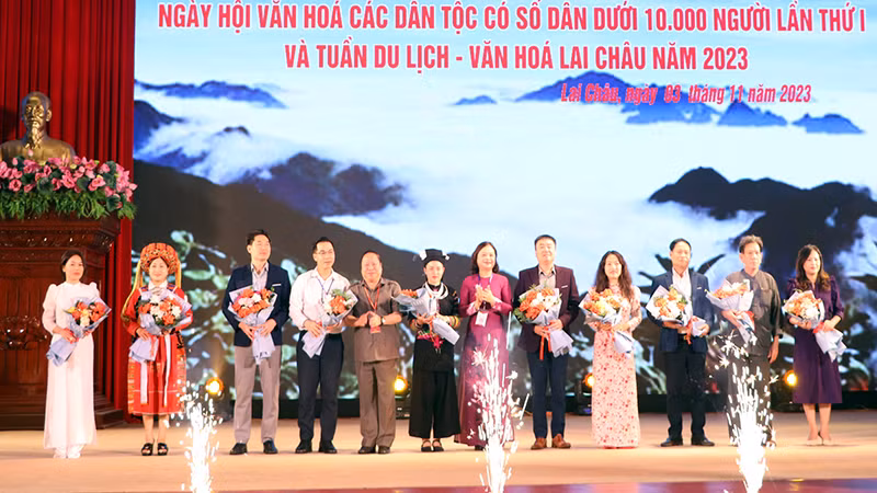 Ban Tổ chức Ngày hội tặng hoa cho các đoàn tham gia các hoạt động.