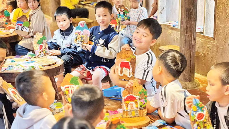 Trẻ em tham gia một hoạt động tại Ðoài Creative - không gian sáng tạo dựa trên phát huy giá trị di sản của Hà Nội. 