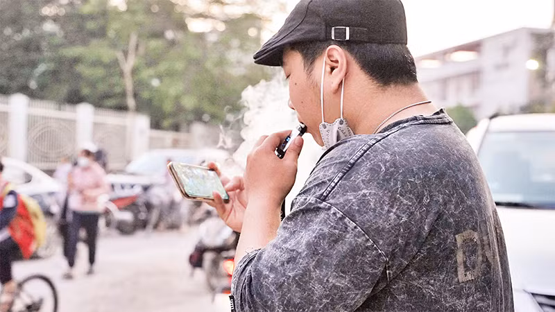 Tỷ lệ hút thuốc lá tại Việt Nam vẫn còn cao và gia tăng tỷ lệ người sử dụng thuốc lá mới. (Ảnh PHẠM VĂN) 
