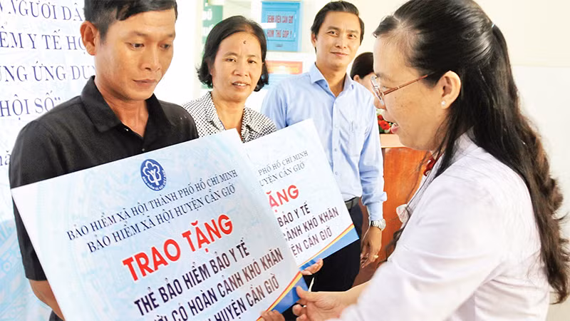Trao thẻ Bảo hiểm y tế miễn phí cho các hộ nghèo, có hoàn cảnh khó khăn ở huyện Cần Giờ. 