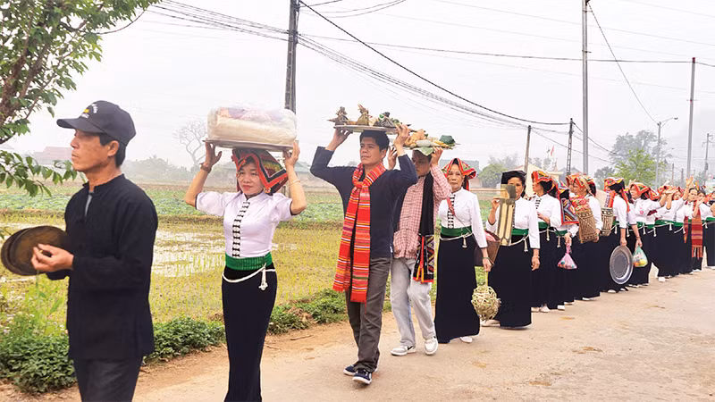 Thầy mo dẫn đầu đoàn người đi dọc con đường liên bản để gọi bà con dân bản cùng tham gia lễ hội, họ vừa đi vừa gõ chiêng đánh trống và nhảy múa. Thầy mo dẫn đầu đoàn người đi dọc con đường liên bản để gọi bà con dân bản cùng tham gia lễ hội, họ vừa đi vừa gõ chiêng đánh trống và nhảy múa.