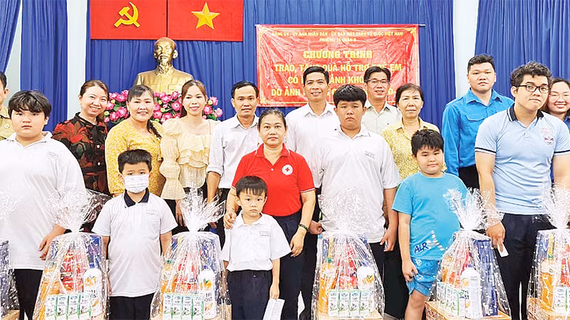 Người dân Khu phố 2, phường Phước Long B ủng hộ kinh phí tặng quà các hộ dân có hoàn cảnh khó khăn trong ngày hội đại đoàn kết. 