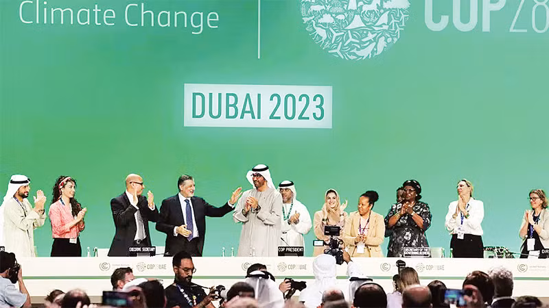 Các đại biểu tại COP28 chúc mừng về thỏa thuận được thông qua. (Ảnh REUTERS) 