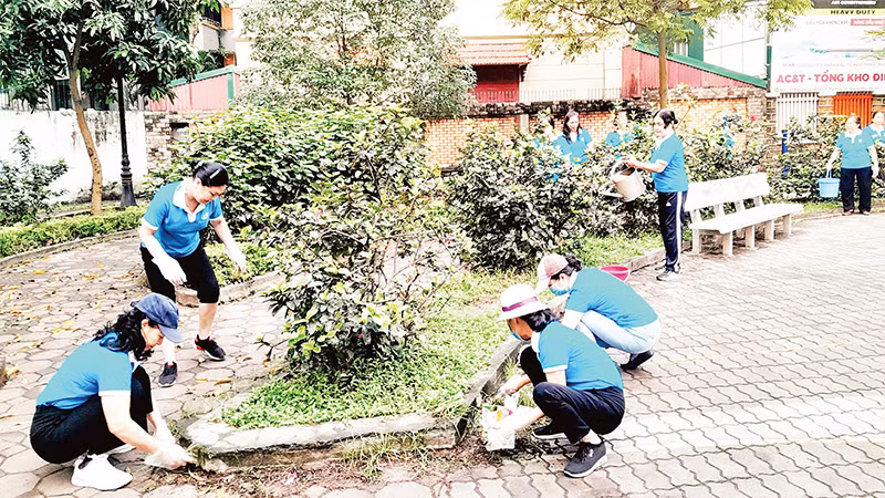 Người dân phường Ðại Kim tham gia vệ sinh môi trường, tạo cảnh quan khang trang. 