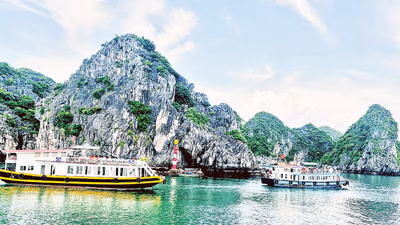 Tàu du lịch trên vịnh Lan Hạ-một trong những vịnh biển đẹp nhất thế giới thuộc Di sản thiên nhiên thế giới vịnh Hạ Long-quần đảo Cát Bà. 