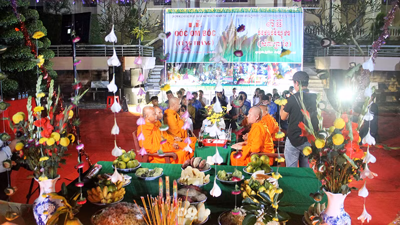 Nghi thức lễ Ok Om Bok - cúng Trăng của đồng bào Khmer Nam Bộ. Nghi thức lễ Ok Om Bok - cúng Trăng của đồng bào Khmer Nam Bộ.