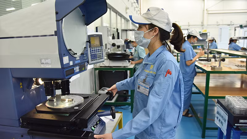 Sản xuất linh kiện cơ khí siêu chính xác tại Công ty TNHH Fujikin (Khu công nghiệp VSIP tỉnh Bắc Ninh). (Ảnh NGUYỄN ÐĂNG) Sản xuất linh kiện cơ khí siêu chính xác tại Công ty TNHH Fujikin (Khu công nghiệp VSIP tỉnh Bắc Ninh). (Ảnh NGUYỄN ÐĂNG)